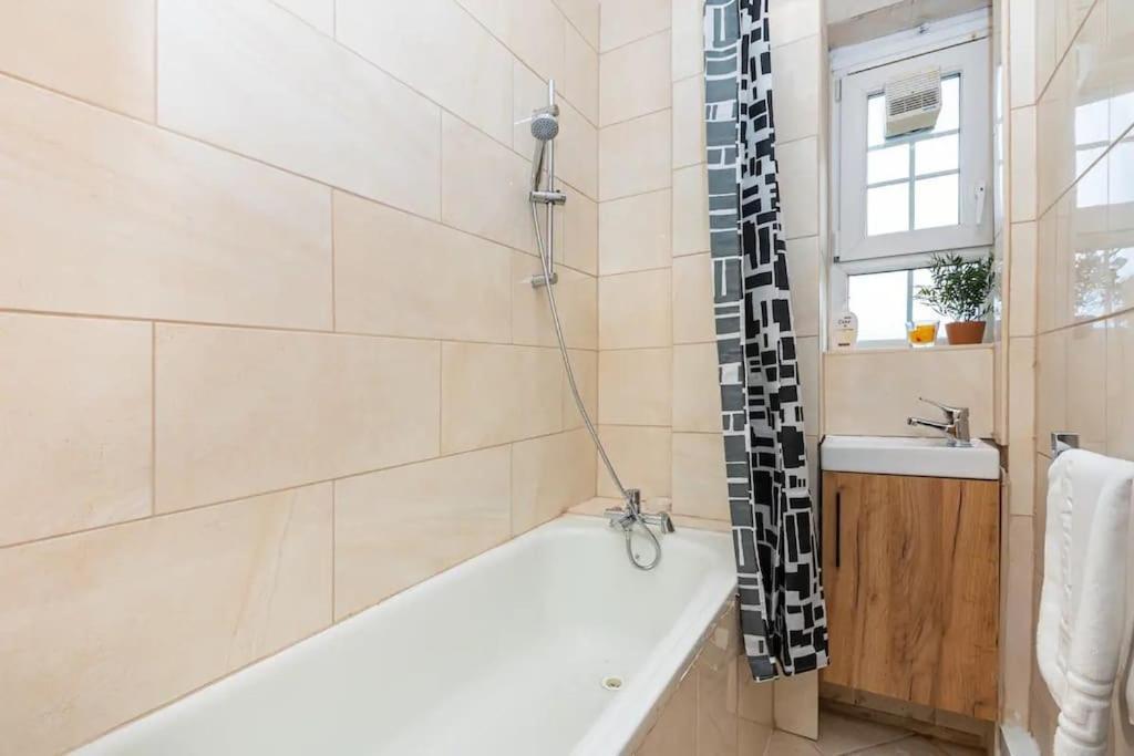 伦敦Tranquil 1Br In South Bank With Onsite Parking公寓 外观 照片
